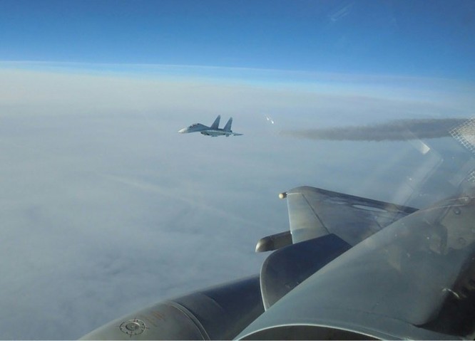 Máy bay Pháp bay kèm và chụp ảnh một chiến đấu cơ Sukhoi của Nga ở Baltic