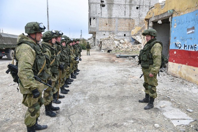 Binh sĩ Nga làm nhiệm vụ ở thành phố Aleppo vừa được giải phóng