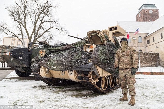 Xe bọc thép và lính Mỹ vừa được triển khai tại Ba Lan