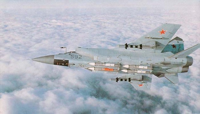 Chiến đấu cơ đánh chặn tầm xa Mig-31 trang bị các tên lửa không đối không tầm siêu xa
