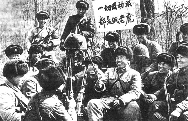 Binh sĩ Trung Quốc khoe mũ sắt của lính hồng quân lỗ chỗ vết đạn sau một trận đánh