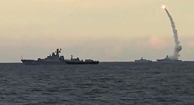 Tàu chiến Nga phóng tên lửa Kalibr tấn công các mục tiêu tại Syria