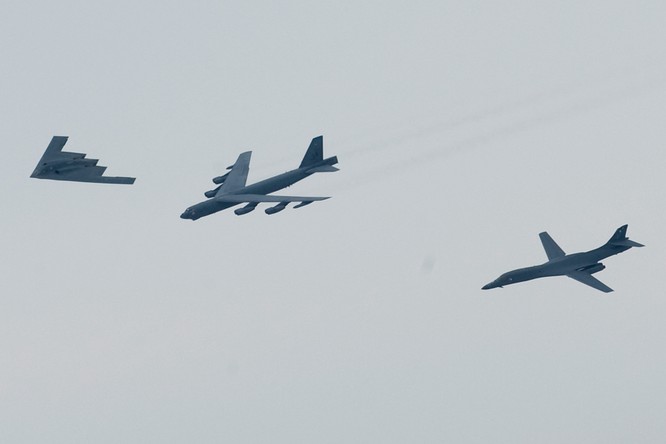 Bộ ba máy bay chiến lược của Mỹ bao gồm B-2 Spirits, B-1B và B-2 bay tuần tra Biển Đông