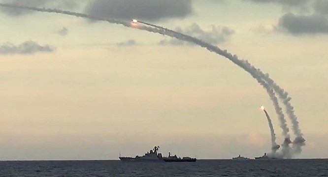 Chiến hạm Nga phóng tên lửa Kalibr tấn công mục tiêu khủng bố tại Syria