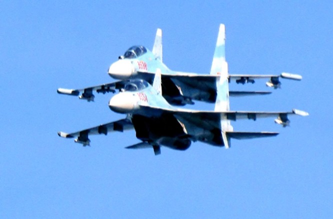 Phi đội chiến đấu cơ Su-30MK2 Việt Nam bay tuần tra quần đảo Trường Sa