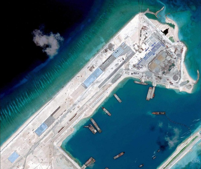Cận cảnh một góc Đá Chữ Thập đã bị Trung Quốc bồi lấp, xây đảo nhân tạo trái phép với đường băng và các nhà chứa máy bay tại quần đảo Trường Sa