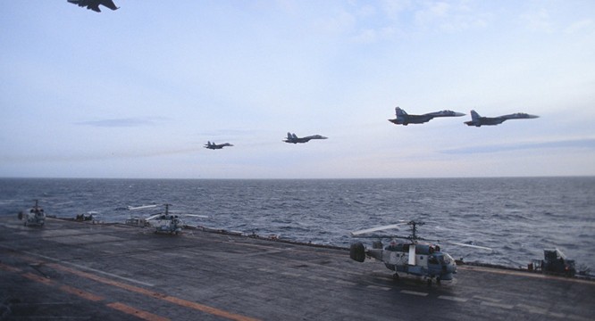 Chiến đấu cơ Su-33 xuất kích từ tàu sân bay Đô đốc Kuznetsov tham chiến tại Syria