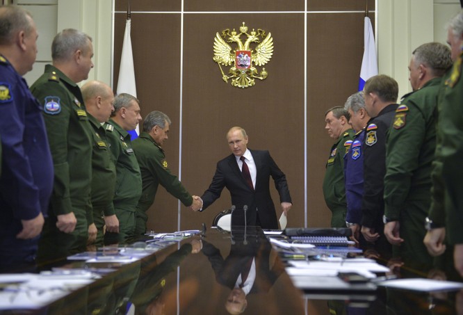 Tổng thống Putin họp với các tướng lĩnh quân đội Nga. Dưới thời Putin, quân đội Nga đã lột xác, trở thành một đội quân viễn chinh tinh nhuệ khiến phương Tây kinh ngạc