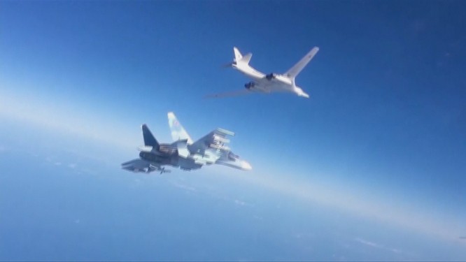 Máy bay ném bom chiến lược tầm xa Tu-160 của Nga được chiến đấu cơ Su-30SM hộ tống tham gia chiến dịch tấn công khủng bố tại Syria