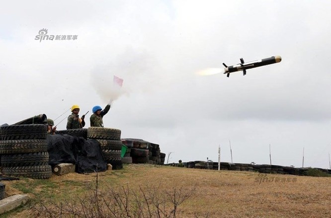 Quân đội Đài Loan phóng tên lửa trong tập trận chống đổ bộ