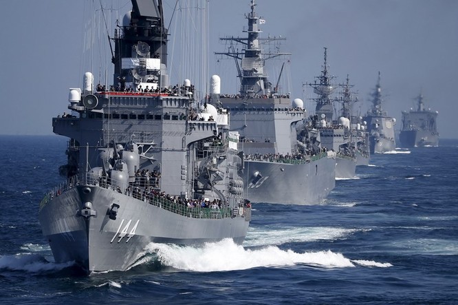 Chiến hạm hải quân Nhật Bản dàn đội hình trên biển
