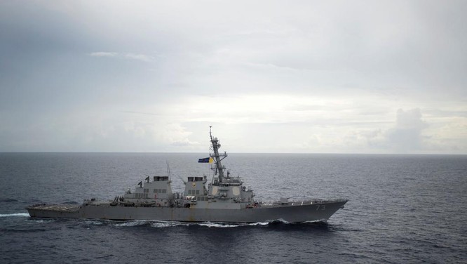 Khu trục hạm Mỹ USS Decatur cũng đã tuần tra thực thi tự do hàng hải trên Biển Đông