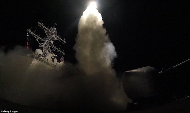 Tên lửa Tomahaw được phóng đi từ khu trục hạm Mỹ tấn công Syria