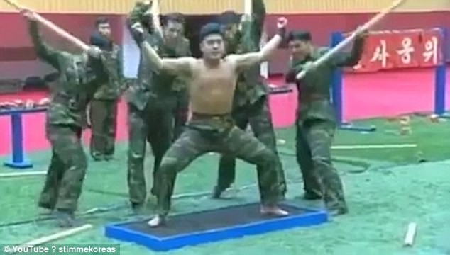 Đặc công Triều Tiên biểu diễn công phu
