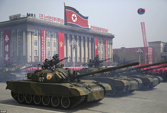 Lực lượng xe tăng Triều Tiên duyệt binh