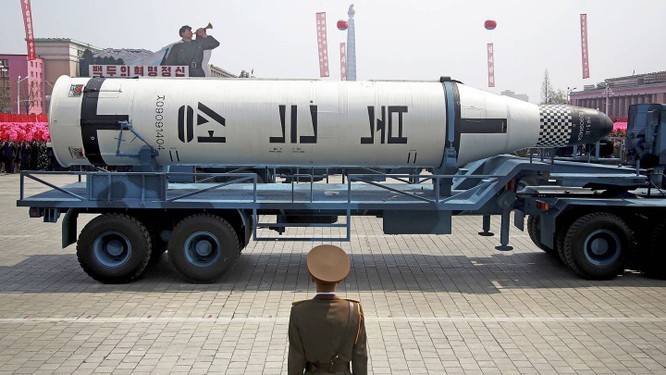 Triều Tiên cũng khoe tên lửa đạn đạo phóng từ tàu ngầm
