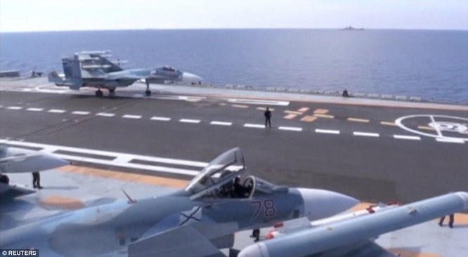 Chiến đấu cơ trên hạm Su-33 của Nga trên tàu sân bay Đô đốc Kuznetsov sang tham chiến tại Syria