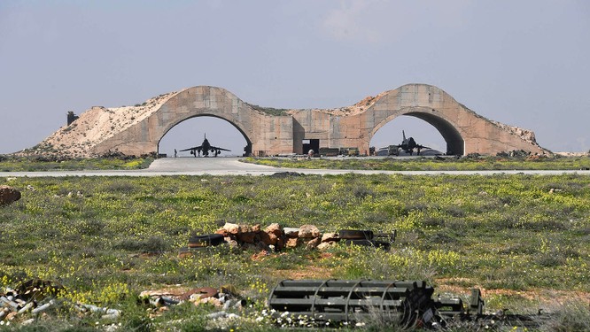 Một số máy bay của không quân Syria tại căn cứ không quân vẫn nguyên vẹn sau vụ tấn công tên lửa Mỹ