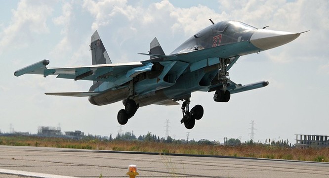 Cường kích Su-34 Nga cất cánh từ căn cứ không quân Hmeymim ở Syria