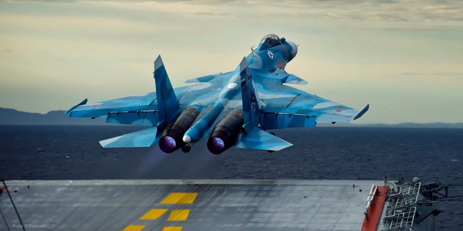 Chiến đấu cơ Su-33 cất cánh từ tàu sân bay Đô đốc Kuznetsov trong thời gian tham chiến tại Syria
