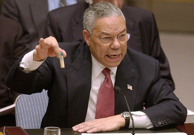 Bộ trưởng ngoại giao Mỹ Colin Powell trong bài phát biểu tại HĐBA LHQ trình ra chiếc lọ thủy tinh đựng chất bột trắng và gọi đó là “vũ khí hóa học” của Iraq.