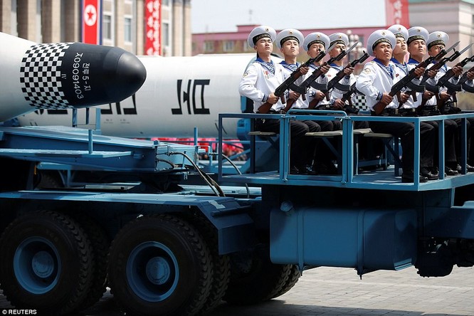 Cận cảnh tên lửa đạn đạo phóng từ tàu ngầm của Triều Tiên