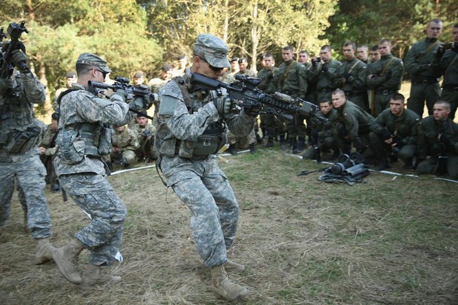 Lính Ukraine được cố vấn Mỹ huấn luyện quân sự