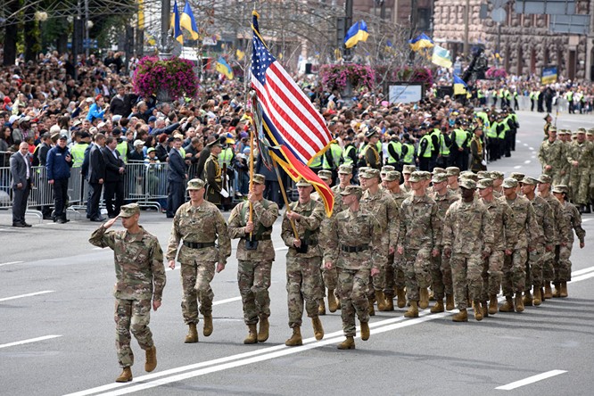 Binh sĩ NATO diễu binh tại Ukraine mới đây và cố vấn quân sự Mỹ huấn luyện lính Ukraine (ảnh dưới)