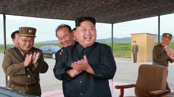Nhà lãnh đạo Kim Jong un vui mừng sau khi Triều Tiều phóng thành công tên lửa đạn đạo. Ảnh KCNA công bố ngày 16/9/2017