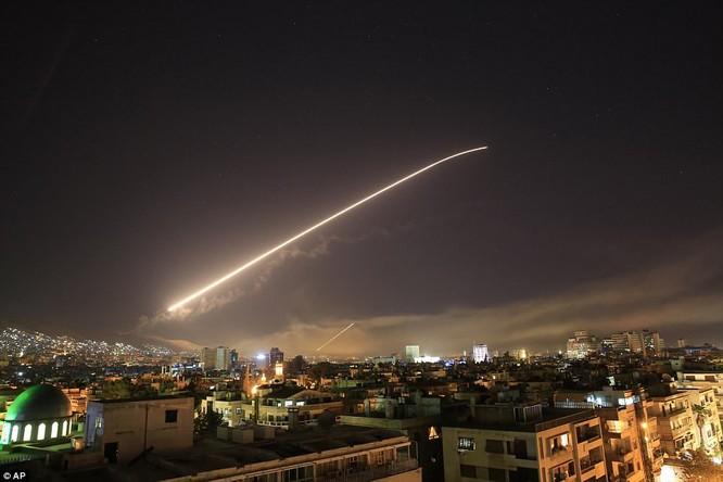 Mỹ-Anh-Pháp nã hơn 100 tên lửa vào các mục tiêu ở Syria ảnh 1