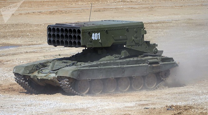 Súng phun lửa hạng nặng TOS-1A Solntsepek tại cuộc trưng bày thiết bị ở ngoại ô Moskva