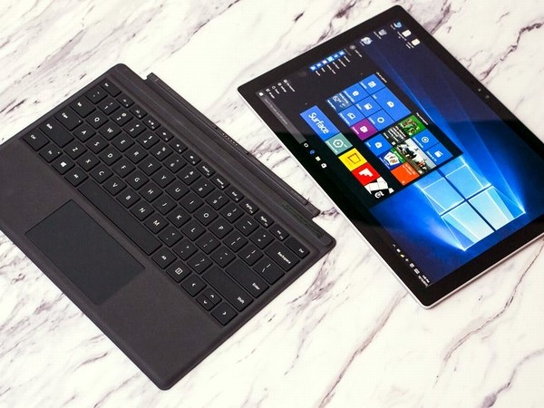 Về cấu hình, Surface Pro 4 được trang bị vi xử lý Intel Skylake cho hiệu năng cao hơn 50% so với MacBook Air của Apple, RAM 16 GB, bộ nhớ trong 1 TBB. Ngoài ra, màn hình máy đạt kích thước 12,3 inch, 5 triệu điểm ảnh, mật độ 267 ppi. Surface Pro 4 cũng hỗ trợ bút cảm ứng Surface Pen, bàn phím rời có tích hợp bộ cảm biến vân tay. Đặc biệt, bút cảm ứng của Surface Pro 4 có tẩy chứ không như bút Pencil của Apple không có tẩy.