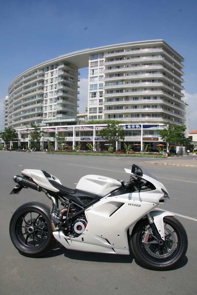 Cảm nhận sportbike huyền thoại Ducati 1198 tại Sài Gòn ảnh 2