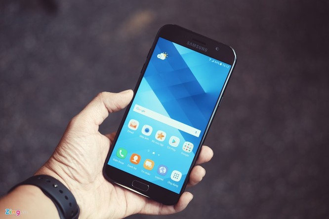 Samsung Galaxy A7: Bom tấn giá mềm ảnh 1