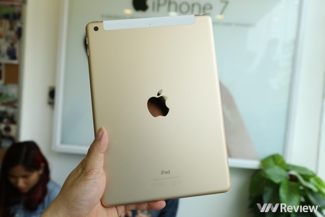Trên tay iPad 9.7 2017 mới về Việt Nam, giá từ 9,75 triệu đồng ảnh 13