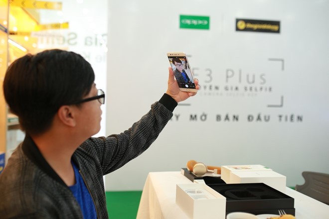 Oppo F3 Plus hút khách trong ngày đầu mở bán ảnh 3