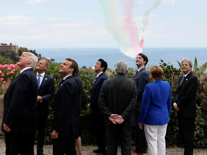 Những hình ảnh “đốn tim” dân mạng của hai vị nguyên thủ tại Hội nghị G7 ảnh 7
