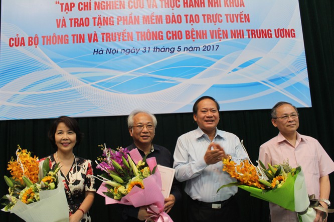 Bộ trưởng Trương Minh Tuấn tặng quà cho Bệnh viện Nhi Trung ương ảnh 1