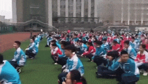 Trường học tại Trung Quốc tịch thu và đập điện thoại của học sinh ảnh 2