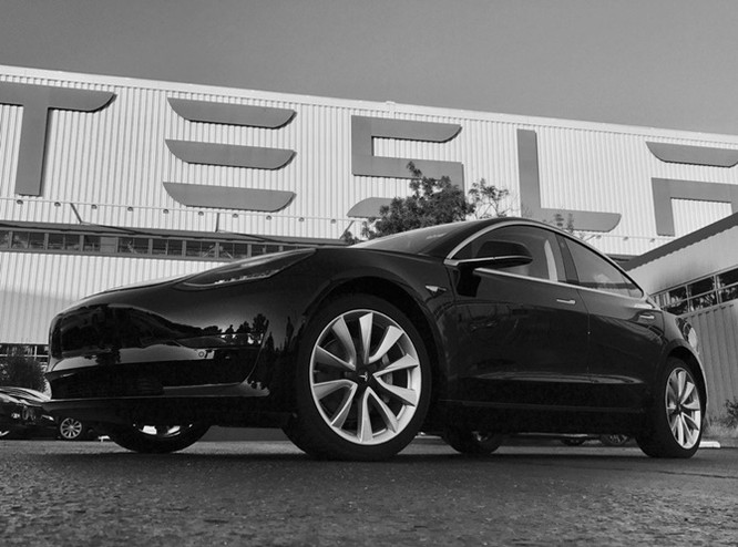 Đây là những hình ảnh đầu tiên của phiên bản thương mại Tesla Model 3