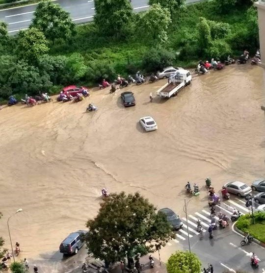 Những khu đô thị nào chìm trong biển nước sau mưa lớn ở Hà Nội? ảnh 1