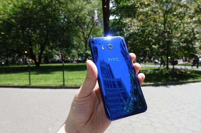 HTC U11 là một điện thoại tốt, nhưng không đủ mang HTC trở lại ảnh 2