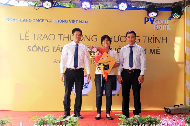 PVcomBank trao giải xe máy Vespa cho khách hàng Long Xuyên ảnh 1