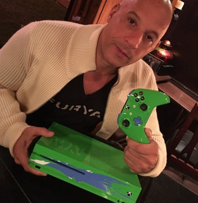 Chiếc Xbox One S bản đặc biệt để tưởng nhớ Paul Walker ảnh 1