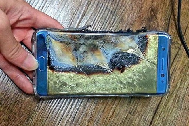 Samsung Galaxy J7 bất ngờ bốc cháy trên máy bay ảnh 1
