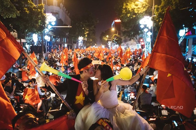 Cực độc cặp đôi Hà Nội chụp ảnh cưới cùng lúc U23 Việt Nam chiến thắng ảnh 3