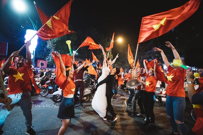 Cực độc cặp đôi Hà Nội chụp ảnh cưới cùng lúc U23 Việt Nam chiến thắng ảnh 5