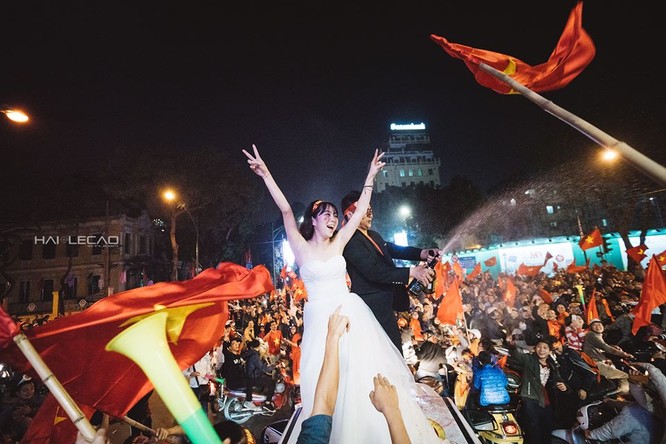 Cực độc cặp đôi Hà Nội chụp ảnh cưới cùng lúc U23 Việt Nam chiến thắng ảnh 6