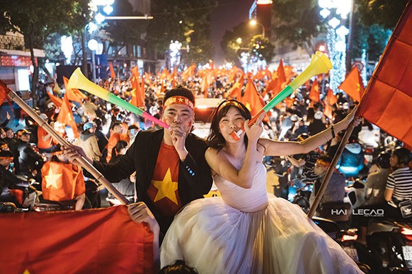Cực độc cặp đôi Hà Nội chụp ảnh cưới cùng lúc U23 Việt Nam chiến thắng ảnh 1
