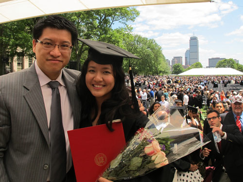 Bà Kiều Trang cùng chồng tại buổi lễ tốt nghiệp thạc sĩ quản trị kinh doanh tại Trường Quản trị Sloan của MIT